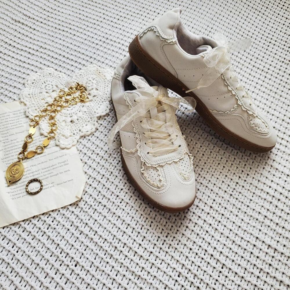 Cushionaire belinda casual sneakers with ribboin laces